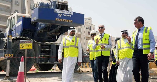 وزير الأشغال يتفقد سير العمل في مشروع إنشاء شبكة الصرف الصحي بمجمعي 1016 بمنطقة اللوزي و1203 بمدينة حمد