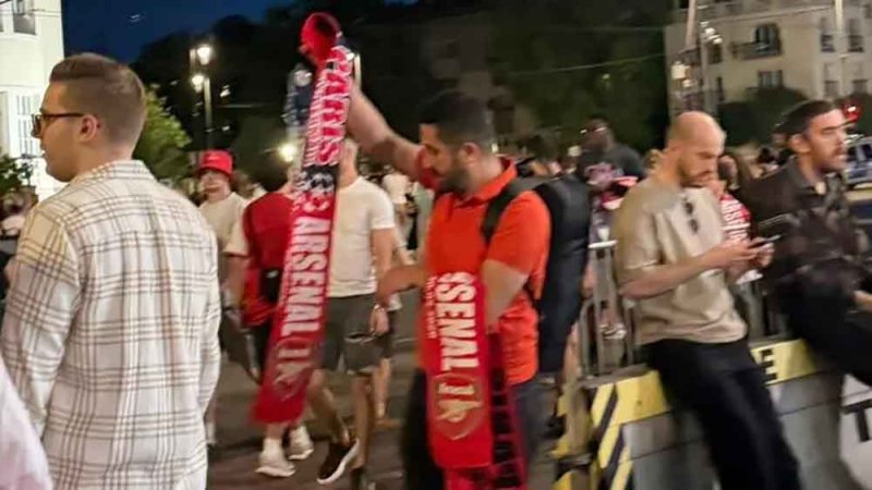 تركي يكسب آلاف اليوروهات من جماهير أرسنال وباريس