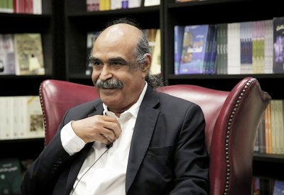 قاسم حداد: "الشعر يواجه الخذلان والكتابة درعنا الأخير"