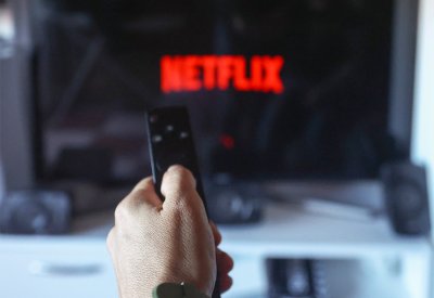 نتفليكس تطلق اشتراكًا مجانيًا مدعومًا بالإعلانات عالميًا