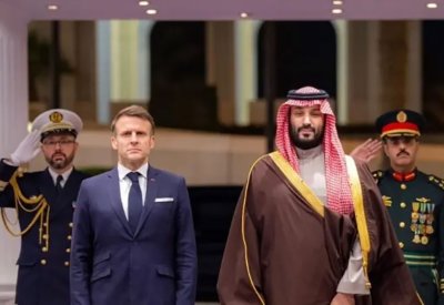الأمير محمد بن سلمان والرئيس ماكرون يناقشان الجهود الدبلوماسية لتعزيز استقرار المنطقة