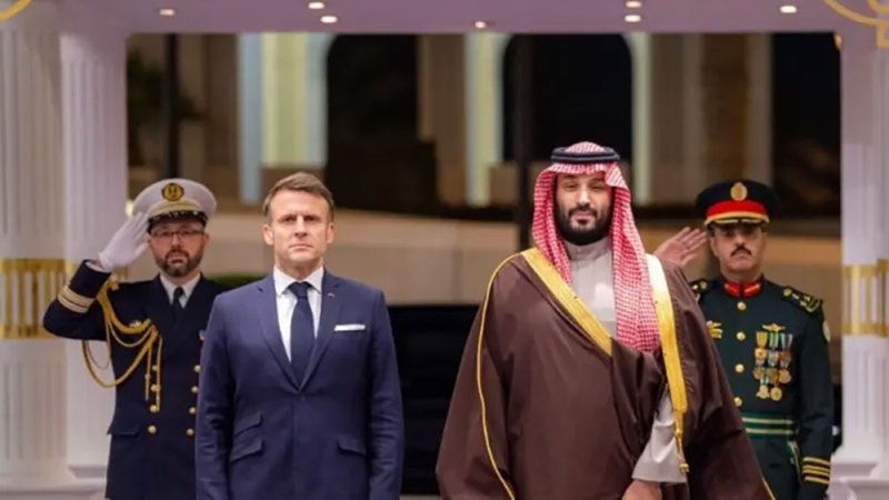 الأمير محمد بن سلمان والرئيس ماكرون يناقشان الجهود الدبلوماسية لتعزيز استقرار المنطقة