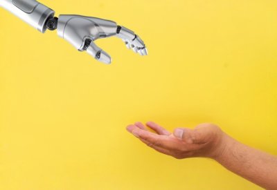 الشركات تطرد الموظفين لتوفير المال.. فتدفع الضعف لإصلاح أخطاء الـ AI