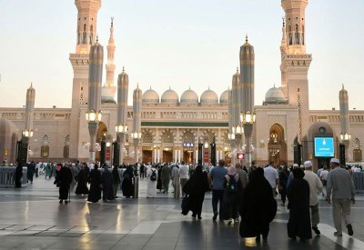 ضيوف الرحمن يتوافدون إلى المسجد النبوي بعد إتمامهم مناسك الحج