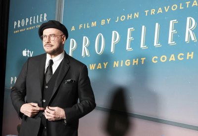 جون ترافولتا يخوض أولى تجاربه الإخراجية بفيلم عائلي مؤثر