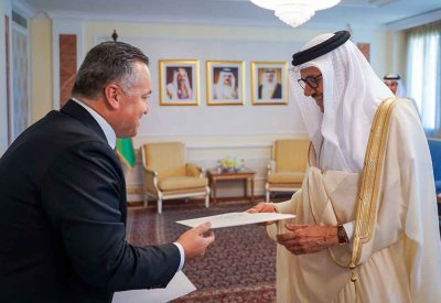 وزير الخارجية يتسلم نسخة من أوراق اعتماد سفير جمهورية أذربيجان المعين لدى مملكة البحرين