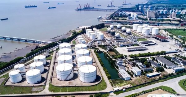 US crude stocks fall for seventh week