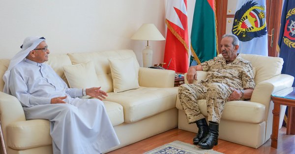 القائد العام لقوة دفاع البحرين يستقبل رئيس المجلس الأعلى للصحة ويشيد بتطور الخدمات الطبية
