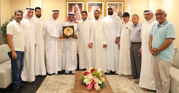 الشيخ علي بن محمد يستقبل الحكام القاريين الذين اجتازوا دورة دراسات الحكام الآسيوية