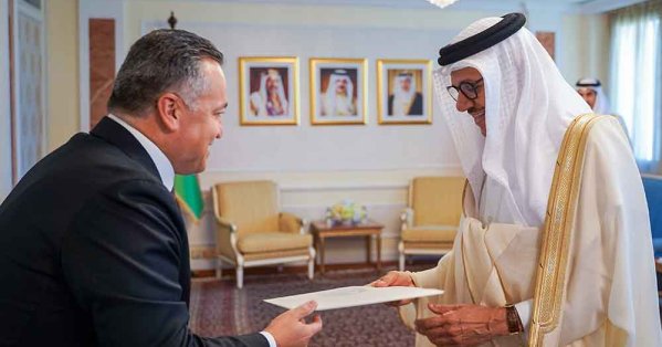 وزير الخارجية يتسلم نسخة من أوراق اعتماد سفير جمهورية أذربيجان المعين لدى مملكة البحرين