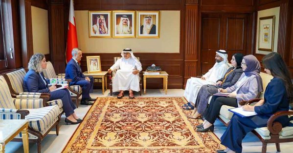 وزير الخارجية يستقبل سفير روسيا الاتحادية لدى مملكة البحرين