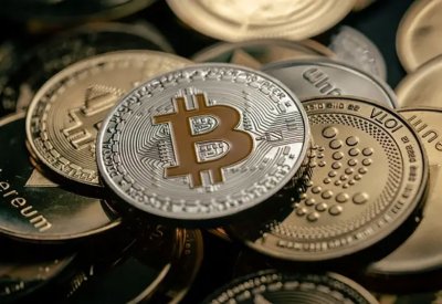 بيتكوين تواصل الهبوط وتلامس مستوى 61 ألف دولار