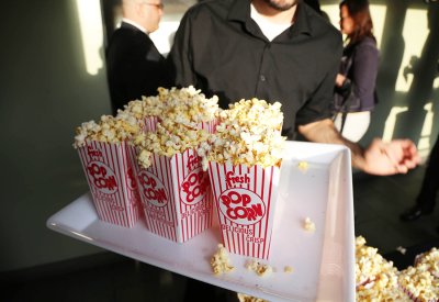 رائحة الفشار في ردهات السينما.. سر تسويقي ذكي وليس مجرد مصادفة!