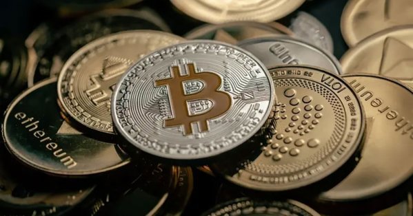 بيتكوين تواصل الهبوط وتلامس مستوى 61 ألف دولار
