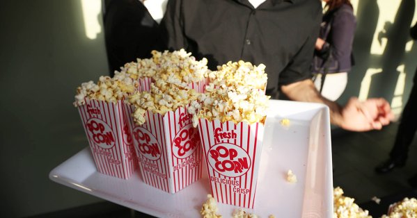 رائحة الفشار في ردهات السينما.. سر تسويقي ذكي وليس مجرد مصادفة!