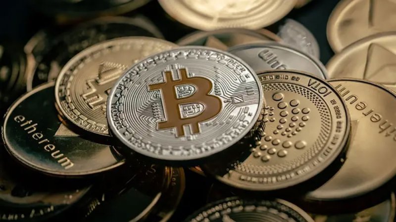 بيتكوين تواصل الهبوط وتلامس مستوى 61 ألف دولار