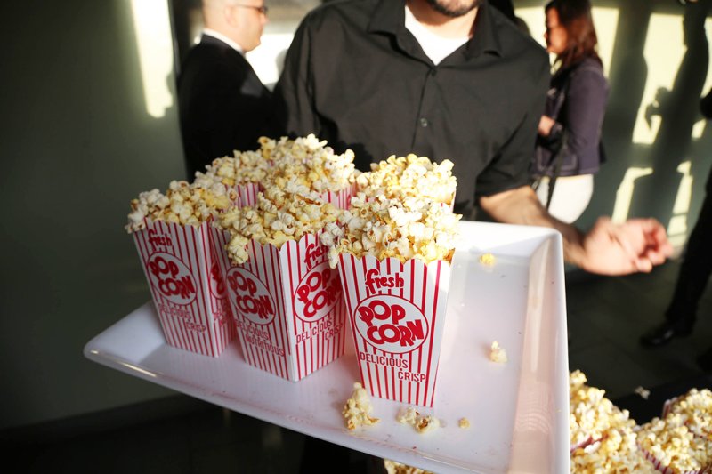 رائحة الفشار في ردهات السينما.. سر تسويقي ذكي وليس مجرد مصادفة!