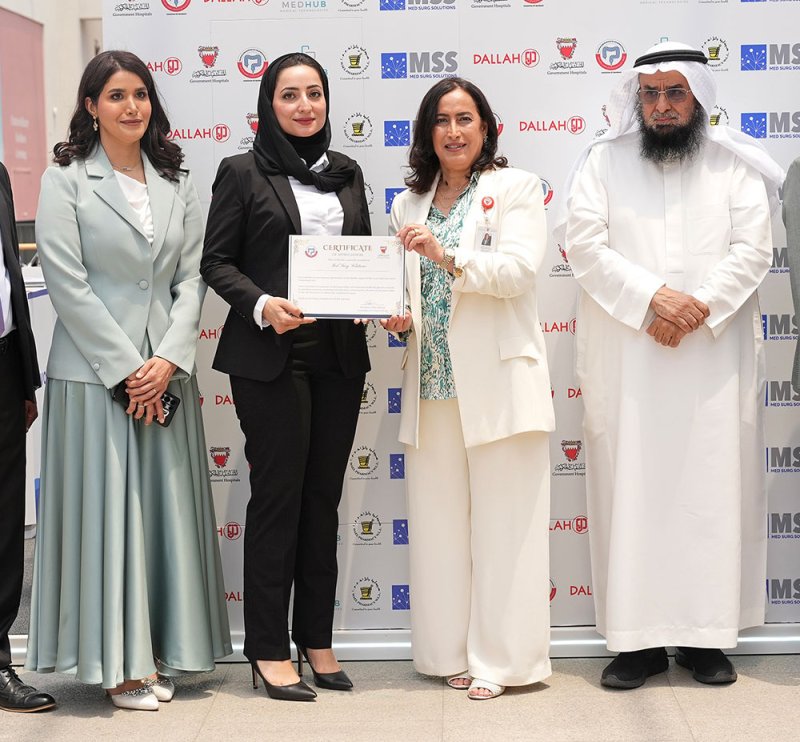 الرئيس التنفيذي للمستشفيات الحكومية تفتتح المنصة التوعوية لأمراض القولون والمستقيم بمجمع مراسي غاليريا