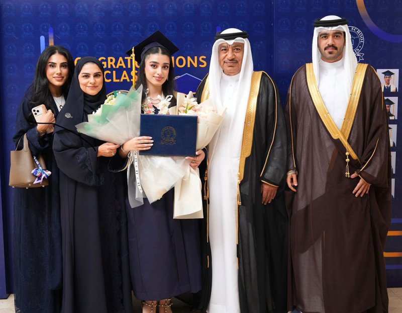عائلة اللواء عبدالسلام العريفي تحتفل بتخرج منيرة من مدرسة الرجاء