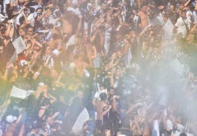 الفيفا يحسم جدل "زجاجات المياه" في ملاعب المونديال