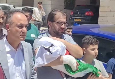 دفن رضيع فلسطيني قتل برصاص الجيش الإسرائيلي