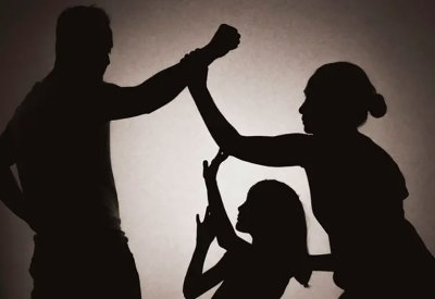 بسكين وبجواره طفلته.. تركي يثير الرعب في أنقرة والأمن يتدخل