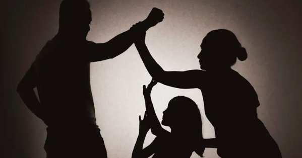 بسكين وبجواره طفلته.. تركي يثير الرعب في أنقرة والأمن يتدخل