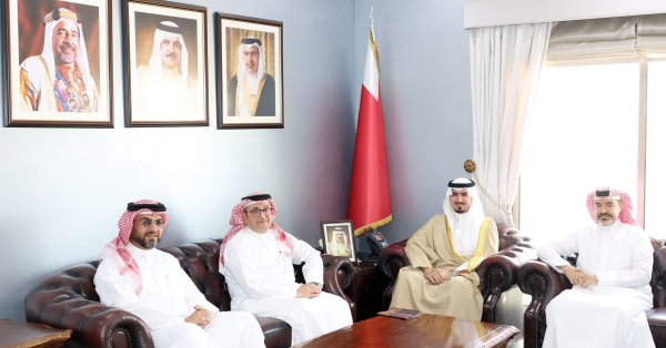 محافظ العاصمة يبحث مع مسؤولي "زين البحرين" تعزيز التعاون في 