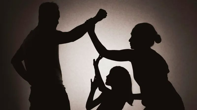 بسكين وبجواره طفلته.. تركي يثير الرعب في أنقرة والأمن يتدخل