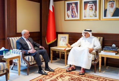وزير الخارجية يستقبل سفير المملكة الأردنية الهاشمية لدى مملكة البحرين