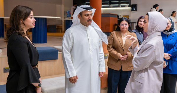 وزير الإعلام يشارك في جلسة 