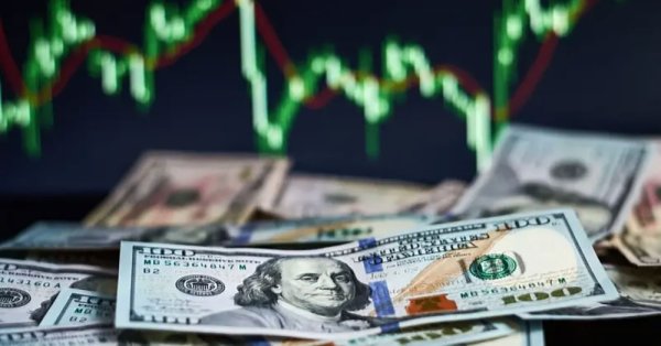 الدولار قرب ذروة شهرين مع تزايد التوقعات برفع الفائدة الأميركية