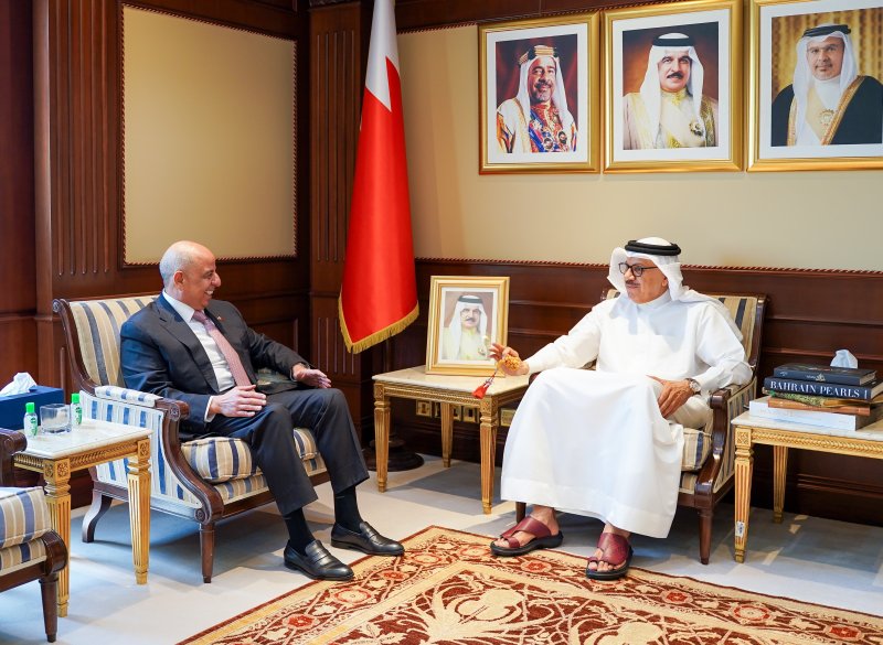 وزير الخارجية يستقبل سفير المملكة الأردنية الهاشمية لدى مملكة البحرين