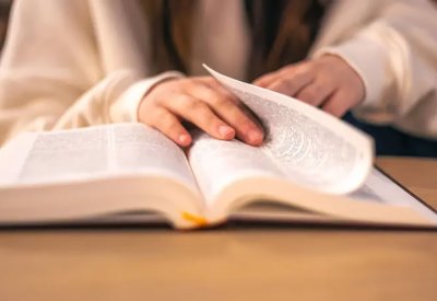 الدماغ يدمج قصص الكتب الورقية أسرع من الرقمية