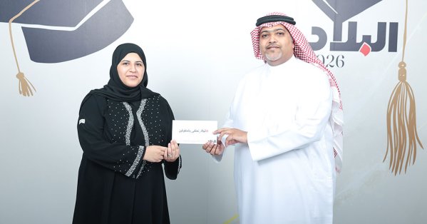 “البلاد” تكرم الأوائل العشيري ودبوان بهدية نقدية.. واستقبال 
