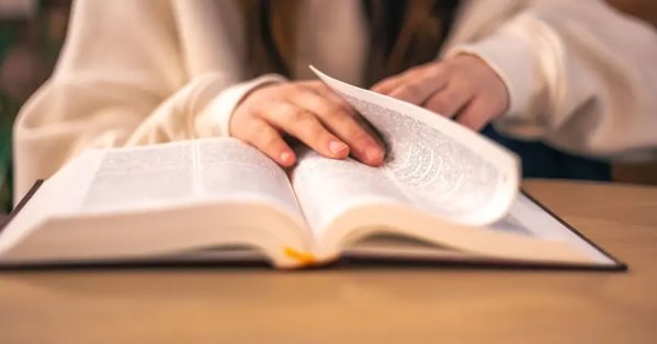 الدماغ يدمج قصص الكتب الورقية أسرع من الرقمية