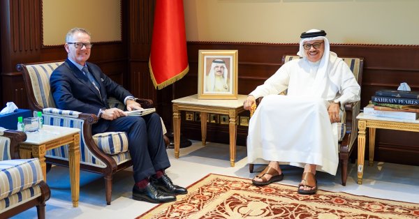 وزير الخارجية يستقبل المدير التنفيذي للمعهد الدولي