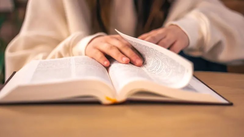 الدماغ يدمج قصص الكتب الورقية أسرع من الرقمية