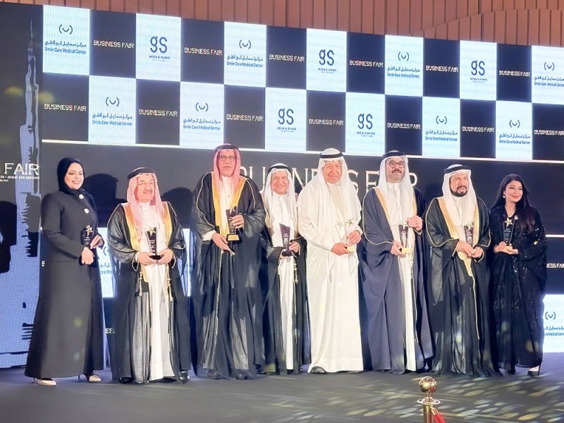 معرض الأعمال بالشرق الأوسط يكرم  عبدالنبي الشعلة عن الإنجاز والتميز في القيادة والإعلام