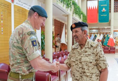 القائد العام لقوة دفاع البحرين يستقبل مساعد رئيس أركان الدفاع البريطاني للعمليات بالمملكة المتحدة