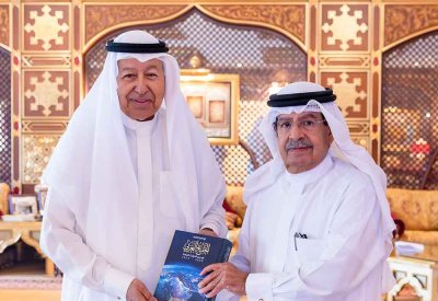 سمو الشيخ علي بن خليفة آل خليفة يستقبل الأستاذ عبدالنبي عبدالله الشعلة ويتسلّم نسخة من كتابه الجديد