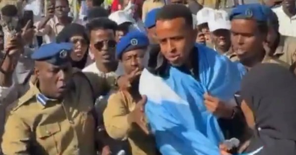 استقبال الأبطال للحكم الصومالي الممنوع من دخول أميركا