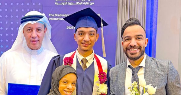 عائلة حسن المشيمع تحتفل بتخرج ابنهم محمد بتفوق من “لؤلؤة الخ