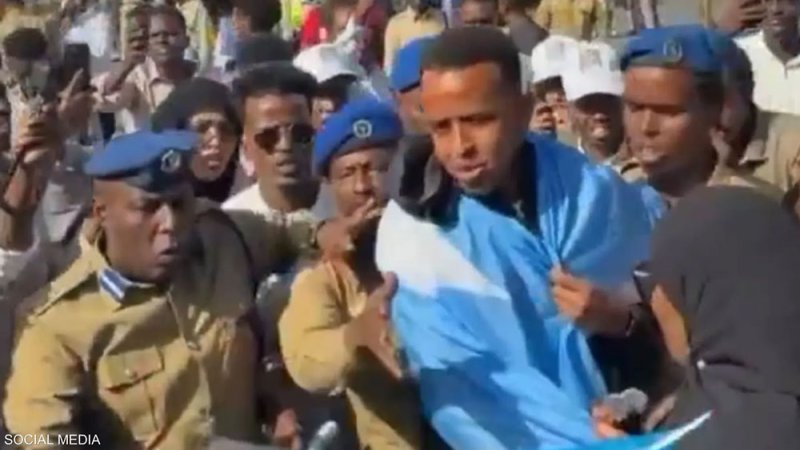 استقبال الأبطال للحكم الصومالي الممنوع من دخول أميركا