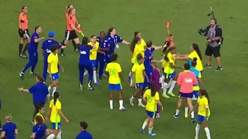8 بطاقات حمراء للبرازيل في ودية سيدات "فوضوية" ضد أميركا