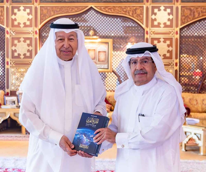 سمو الشيخ علي بن خليفة آل خليفة يستقبل الأستاذ عبدالنبي عبدالله الشعلة ويتسلّم نسخة من كتابه الجديد