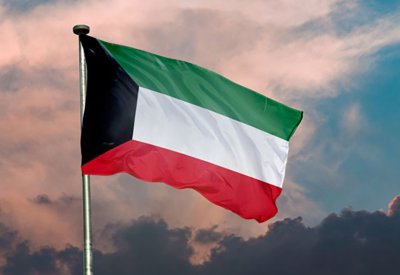 الكويت تغلق أجواءها مؤقتًا وتحوّل الرحلات إلى مطارات بديلة