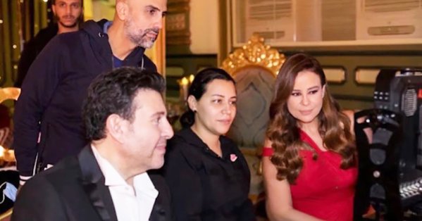 المخرجة بتول عرفة تستعيد كواليس غنائه لها في عيد ميلادها