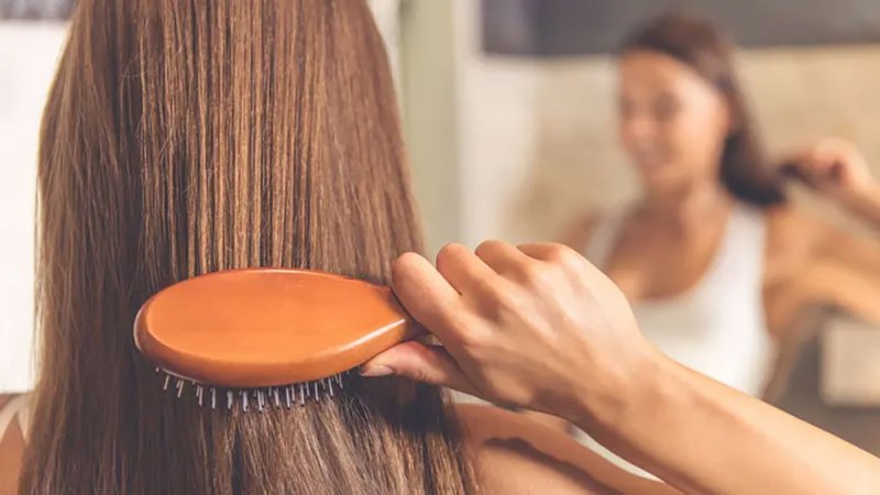 أسباب تجعل الشعر يبدو دهنياً بعد يوم واحد من غسله.. وحلول بسيطة لعلاجه