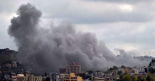 غارة إسرائيلية جديدة جنوب لبنان .. والنازحون يدفنون القتلى ف